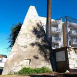 ...e la base � unita al muretto del condominio adiacente, nato nel 2000 proprio con il nome di �Piramide�